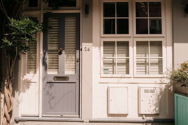 Casa con porta blindata - Foto di Lina Kivaka/Pexels.com
